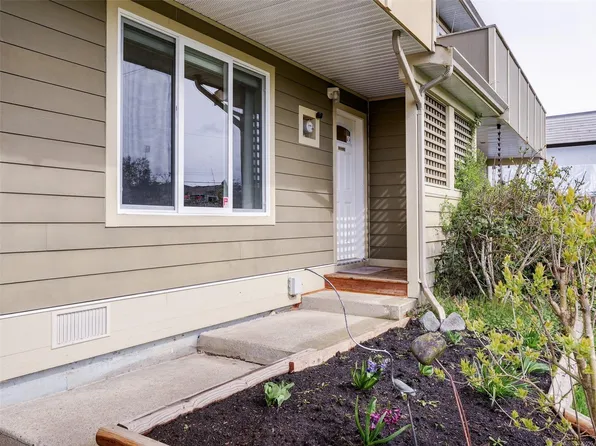 2035 Melville Dr, Sidney, BC V8L 2N2