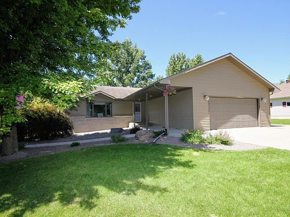 3rd image of 906 Meadow Hill Ln