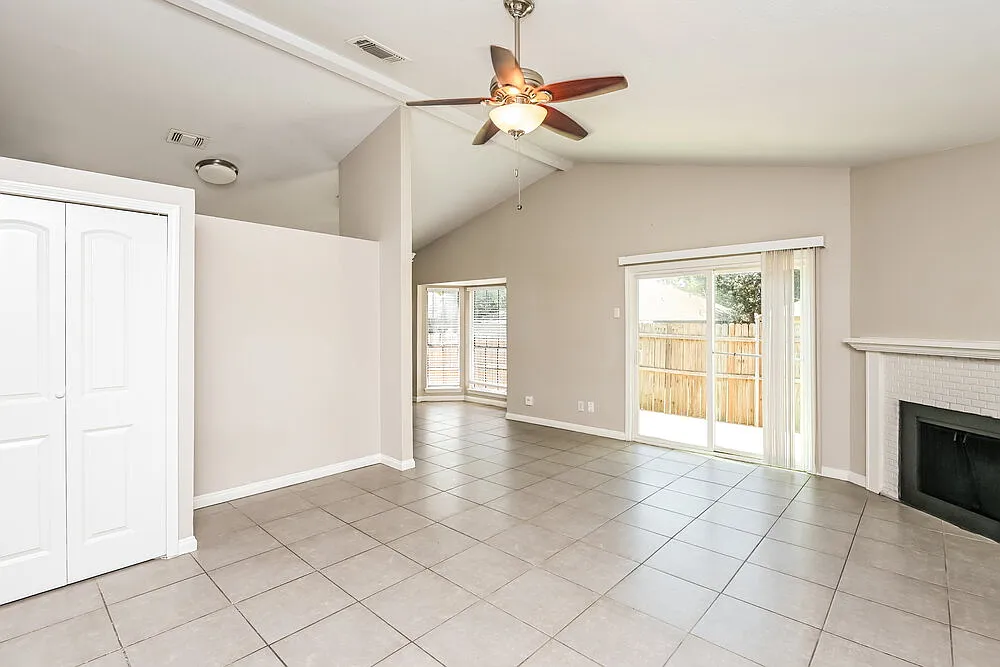 3 bed, 2.0 bath, 1188 sqft, $1,865 — Photo 4