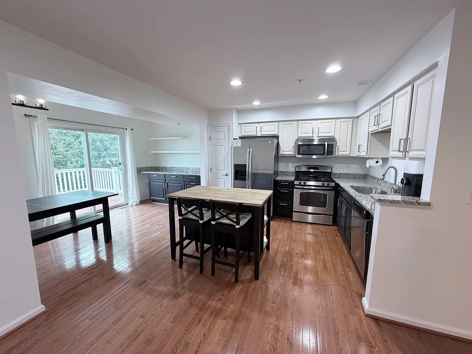 3 bed, 1900 sqft, $2,600 — Photo 2