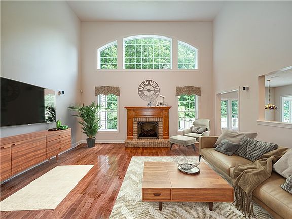 5th image of 19 Emerald Hill Cir