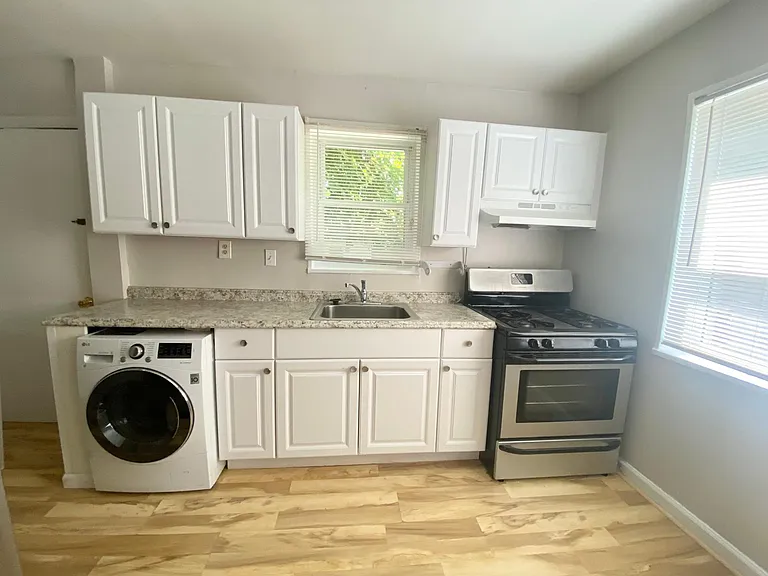 2304 Glendale Ter #2304 — Photo 6