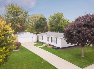 22 Geneva Ct, Bloomington, IL