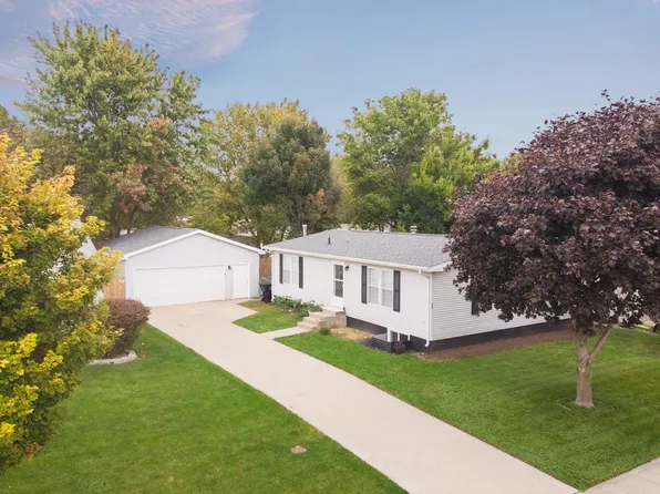 22 Geneva Ct, Bloomington, IL 61704