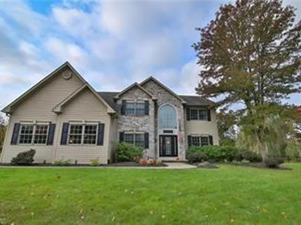 1800 Woodbridge Ln, Center Valley, PA 18034