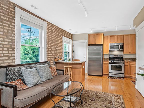 3rd image of 2537.5 Prairie Ave #1N