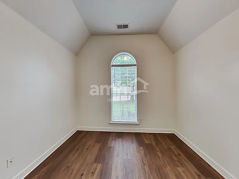 410 Vaiden Dr N — Photo 7