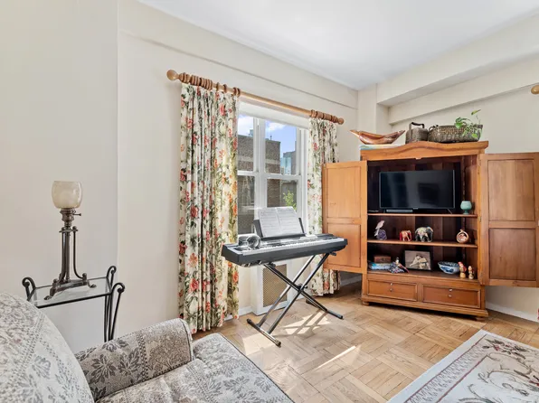 310 Lexington Avenue image 7 of 16