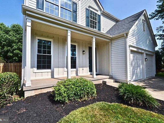 3rd image of 724 Longfellow Dr NE
