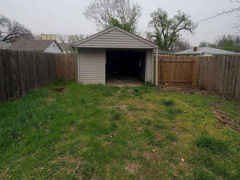 631 N Edwards Ave — Photo 12