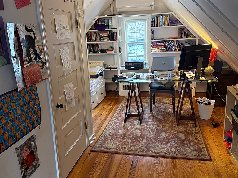 bedroom 4- desk area