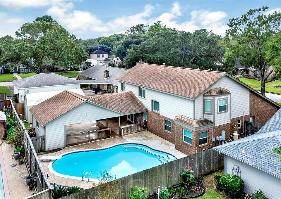 Covered patio with pool
