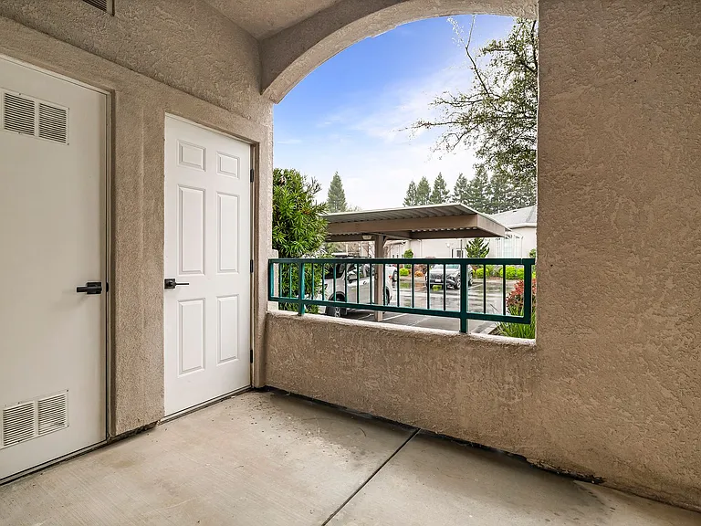 Sterling Oaks Luxury Apartments — Photo 88