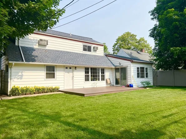 6 Friends Lane, Westbury, NY 11590