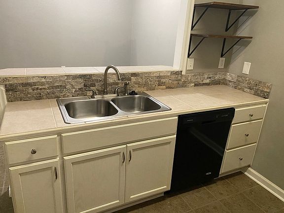 3rd image of 155 Aspen Sq APT 29