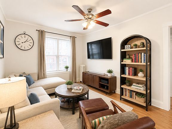2nd image of 654 W Oakdale Ave APT 2N