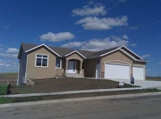 4401 Boulder Ridge Rd, Bismarck, ND 58503