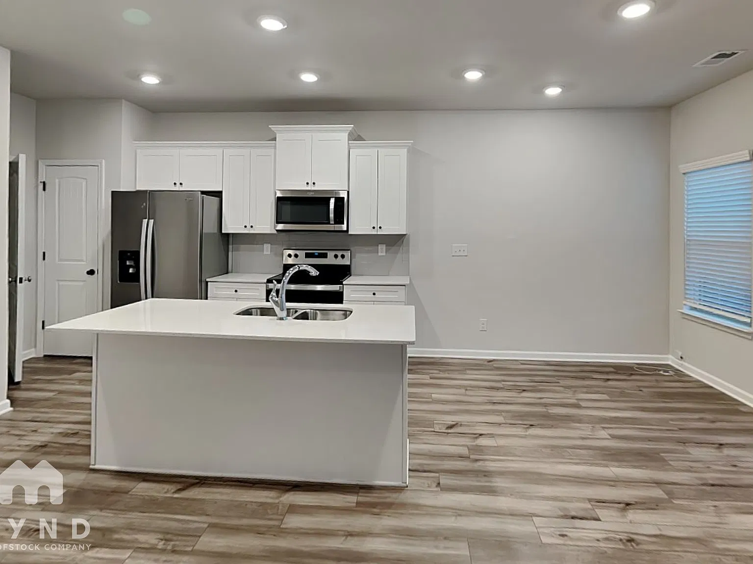 3 bed, 2.5 bath, 1385 sqft, $2,045 — Photo 4