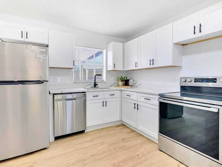 905 Spring Creek Dr — Photo 2
