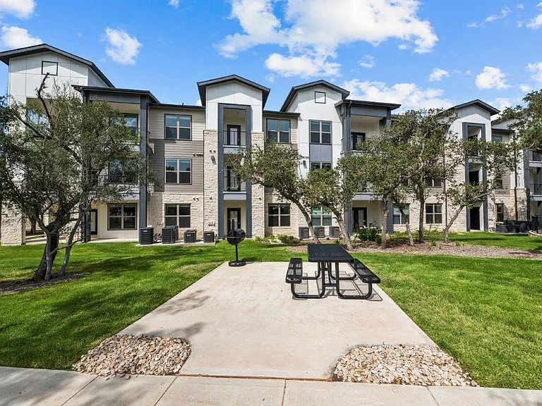 Redbird Ridge Apartments — Photo 24