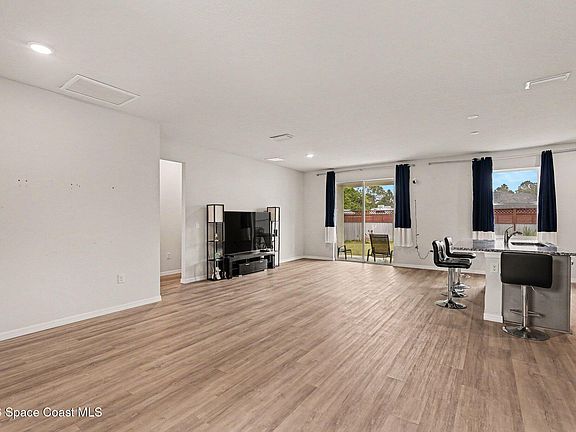 4th image of 717 Sandpiper St