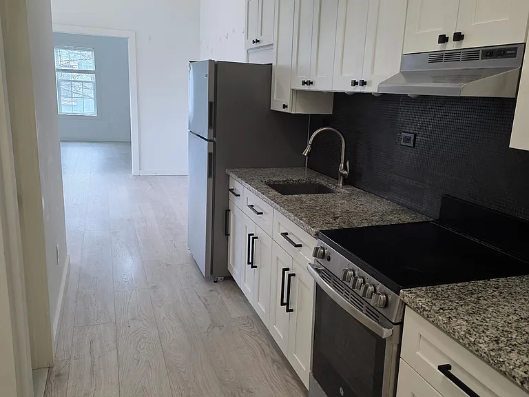 GRANITE COUNTER TOPS
STAINLESS APPLIANCES