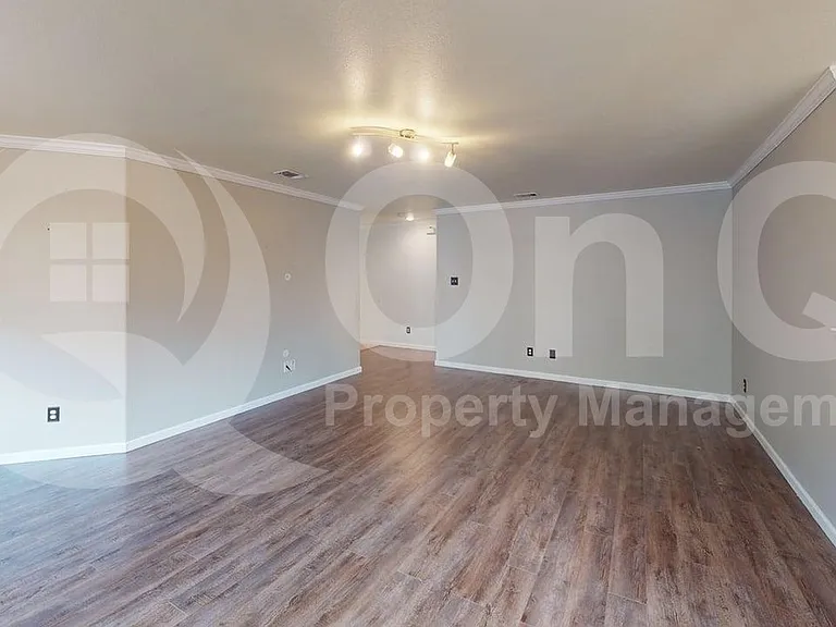476 Eisenhower Ln — Photo 7