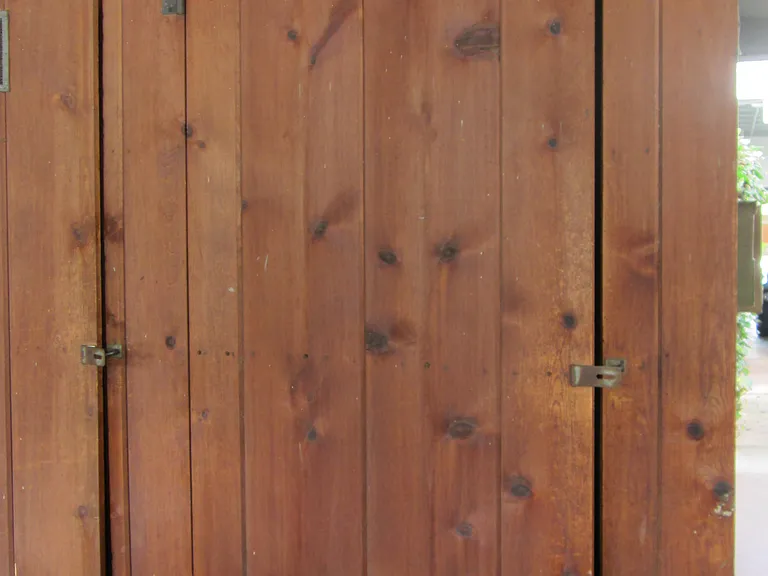 Door of the large storage room.