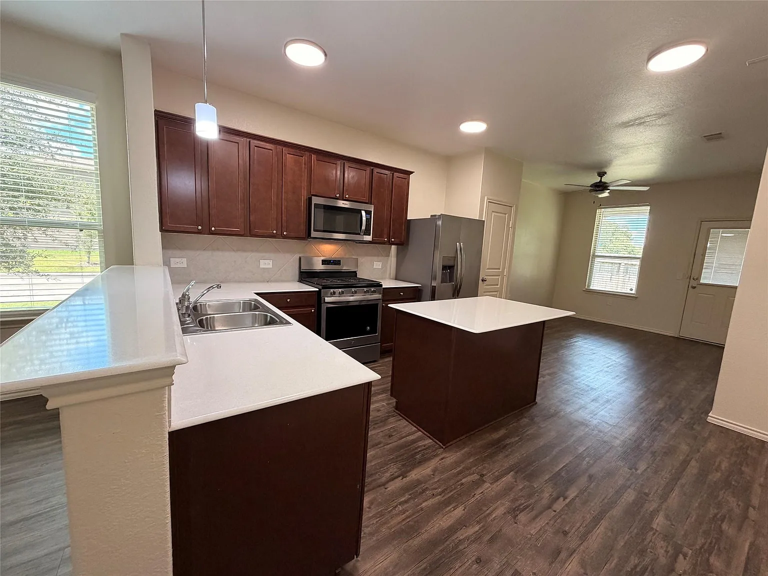 3 bed, 2.0 bath, 1504 sqft, $2,150 — Photo 4