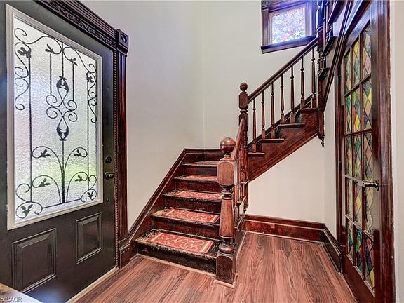 5th image of 51 Irvin St