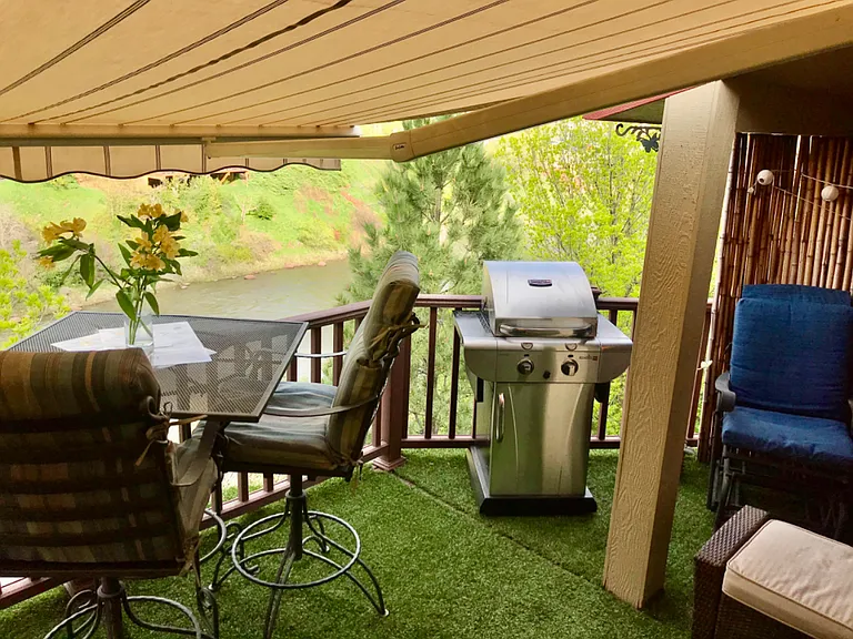 Upper deck, awning extended