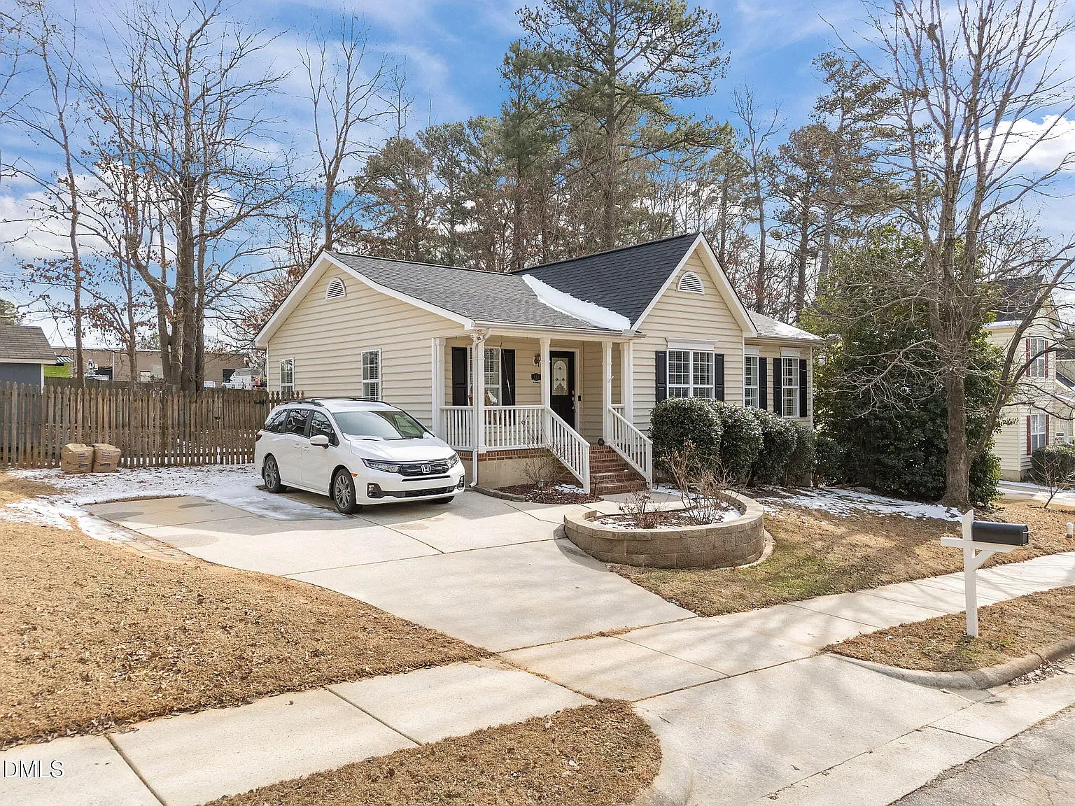 3 bed, 1387 sqft, $800 — Photo 1