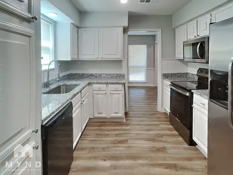 3305 Heritage Ln — Photo 3