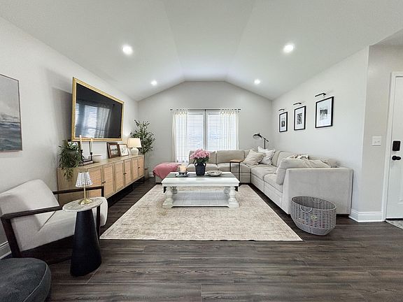 4th image of 290 Clover Cres