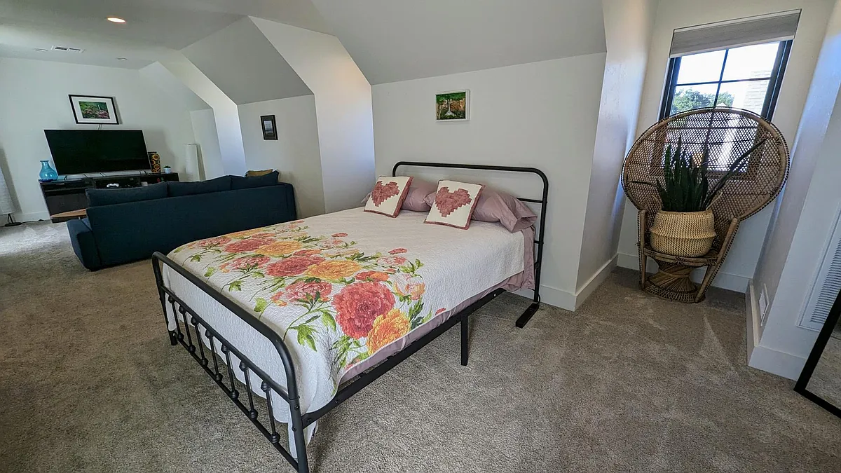 Private upstairs studio apartment with 6 recessed windows - 1301 W Richmond Rd