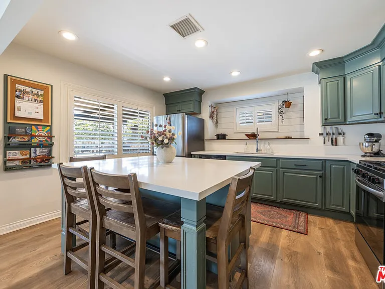 1837 N Middleton Pl — Photo 8