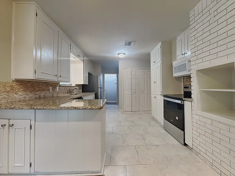 5244 Greene Ave — Photo 5