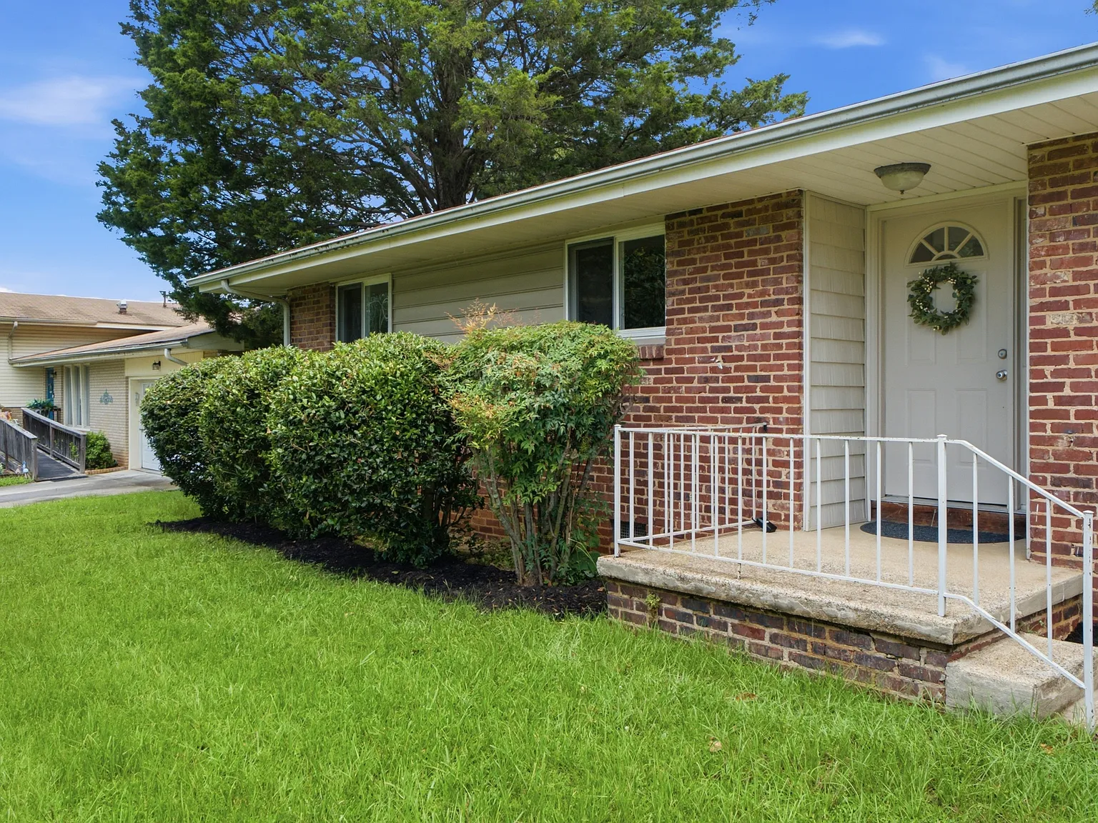 3 bed, 1.5 bath, 1435 sqft, $2,000 — Photo 4