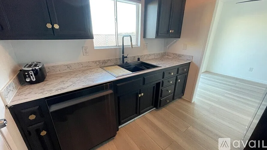 2 bed, 1000 sqft, $1,599 — Photo 2