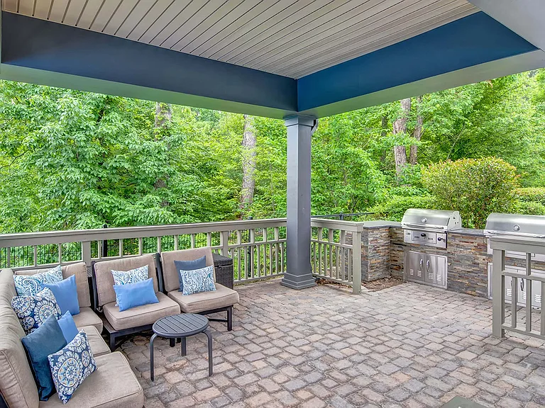 Outdoor Grill and Lounge