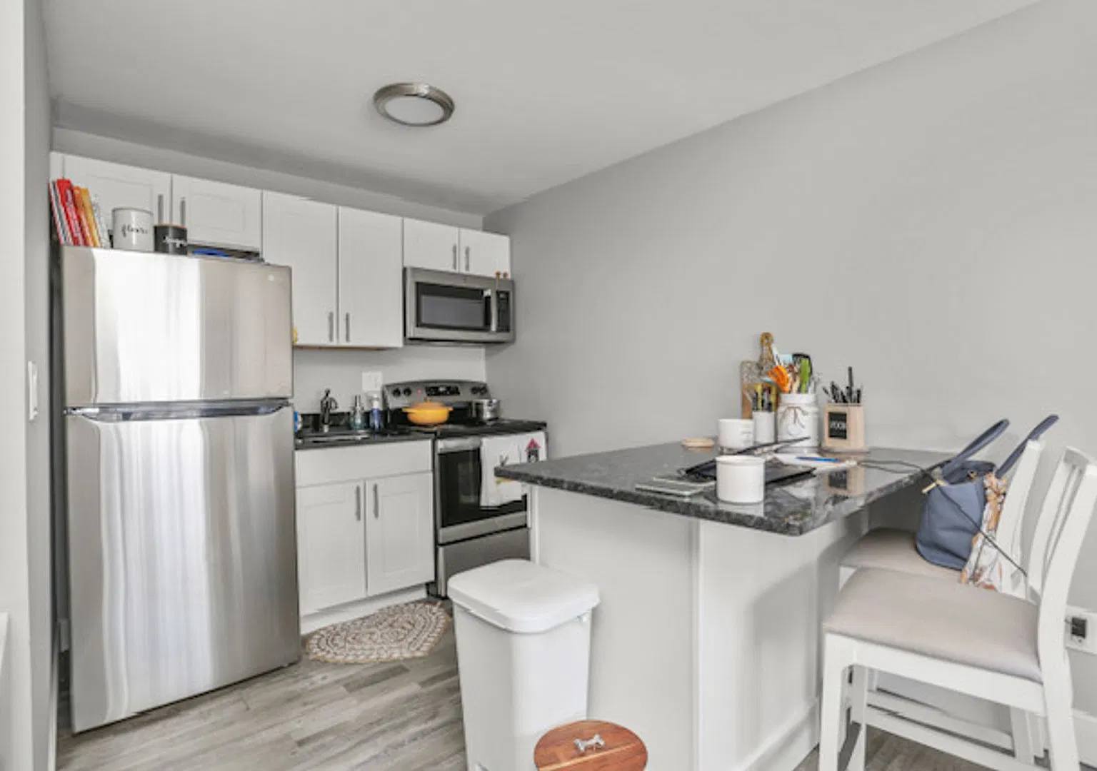 Renovated and Spacious 1BR apartment in Avon Apartments! — Photo 1