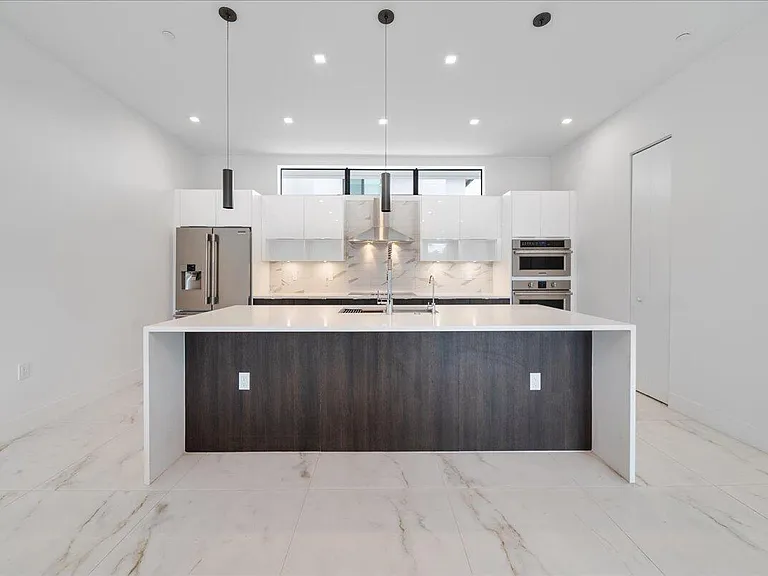 1052 N Victoria Park Rd — Photo 16