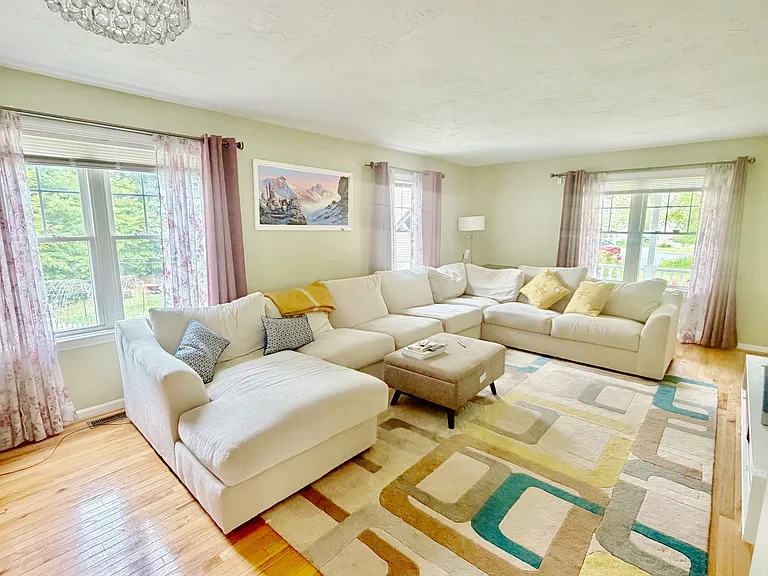 16 Westside Dr — Photo 4