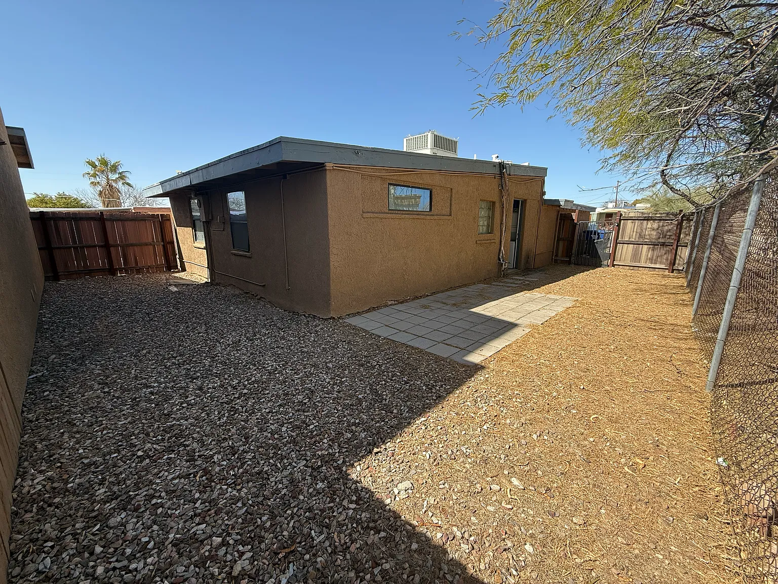 516 E Waverly St — Photo 2