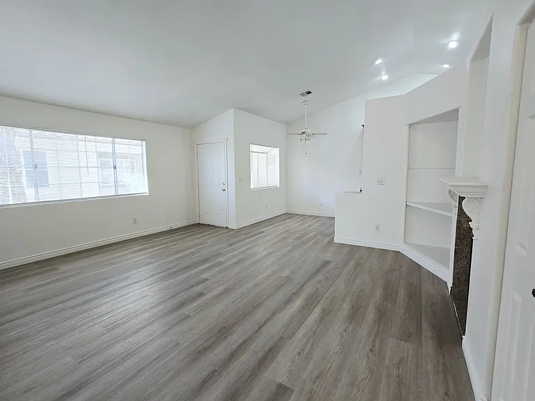 1612 N Torrey Pines Dr #104 — Photo 5