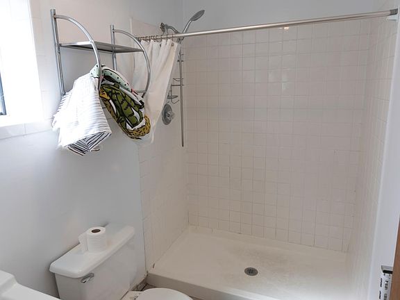 4th image of 37 Robertson Ave Unit B