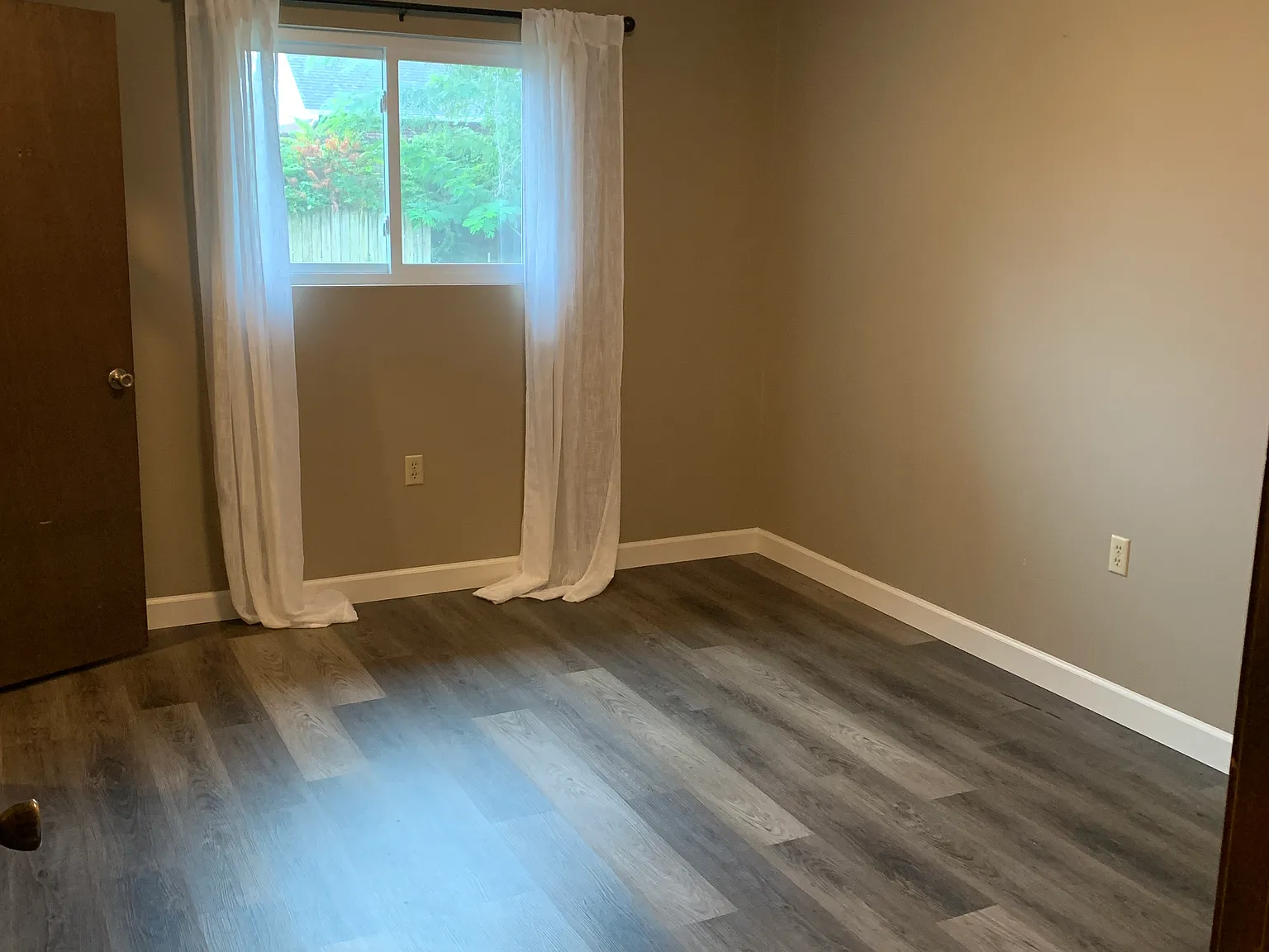 3 bed, 1100 sqft, $1,100 — Photo 2