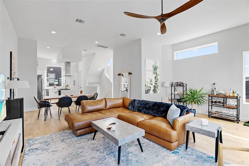3 bed, 3.5 bath, 2088 sqft, $3,200 — Photo 1