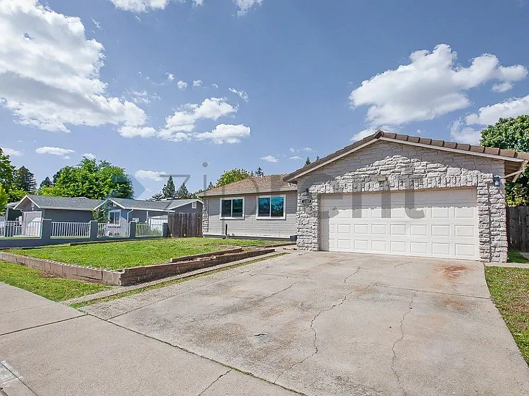 2307 N Cirby Way — Photo 3