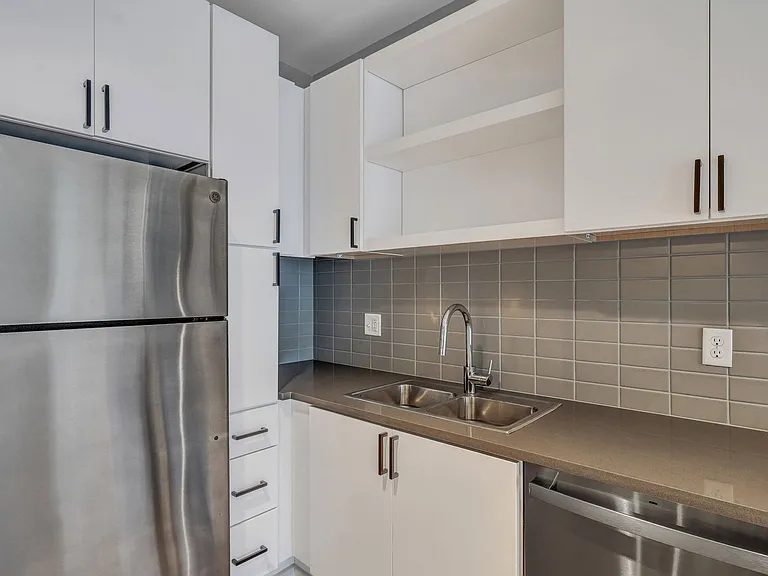 601 E 39th Street — Photo 17